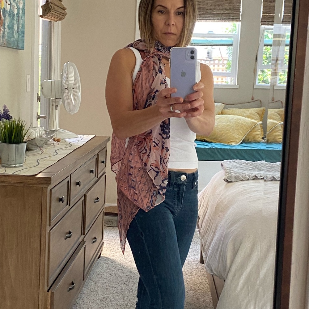 Beautiful light packable scarf.  Great to dress up or down.